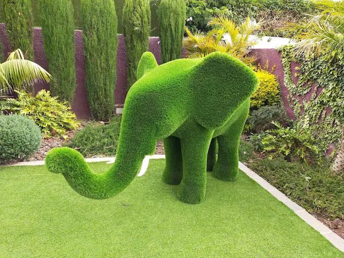 elefante hecho de césped artificial tenerife, por aceviños jardinería