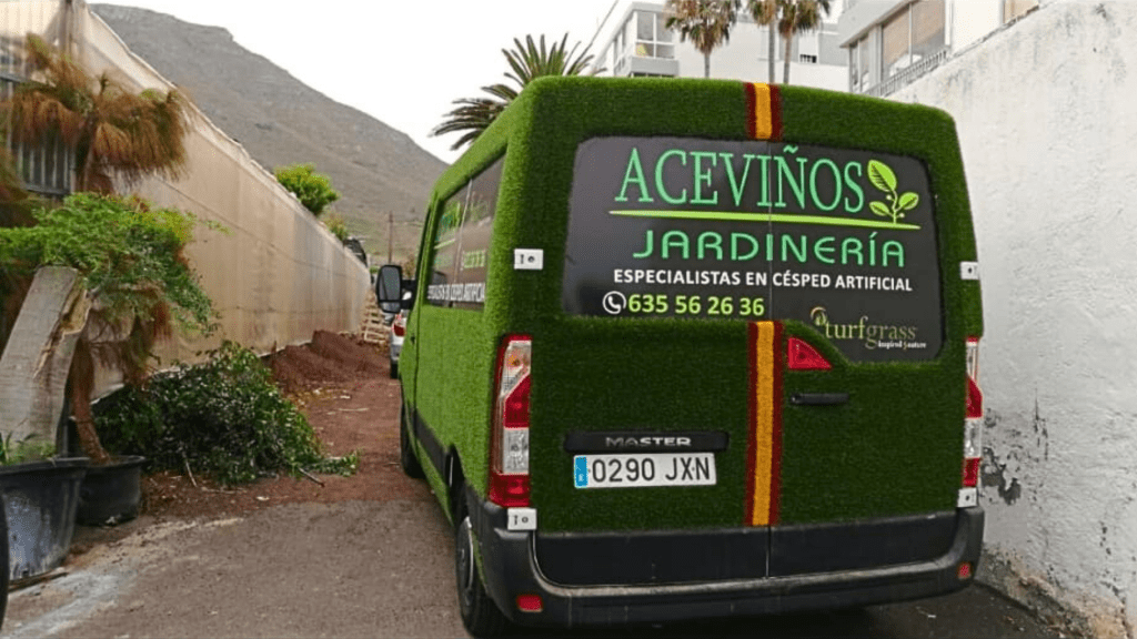 aceviños jardinería forra vehículos con césped artificial de colores