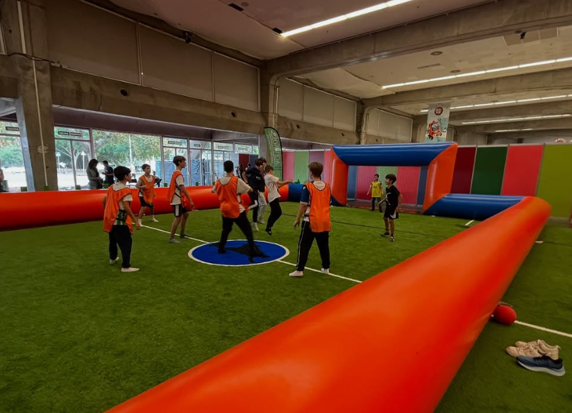 Cancha de fútbol con césped artificial en el PIT por Aceviños Jardinería en Tenerife