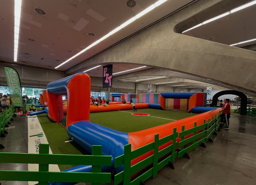 Cancha de fútbol con césped artificial en el PIT por Aceviños Jardinería en Tenerife