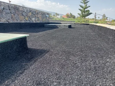 techo de casa en tenerife con césped artificial negro